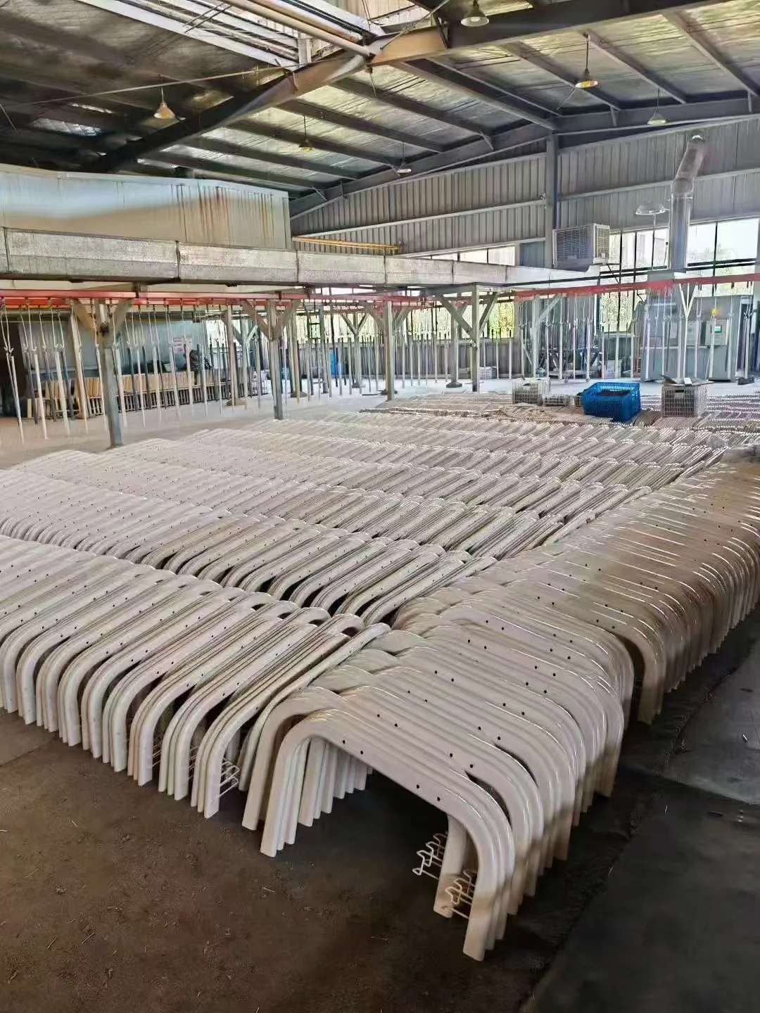 Vue d’ensemble de chaises alignées dans l’espace de préparation.
