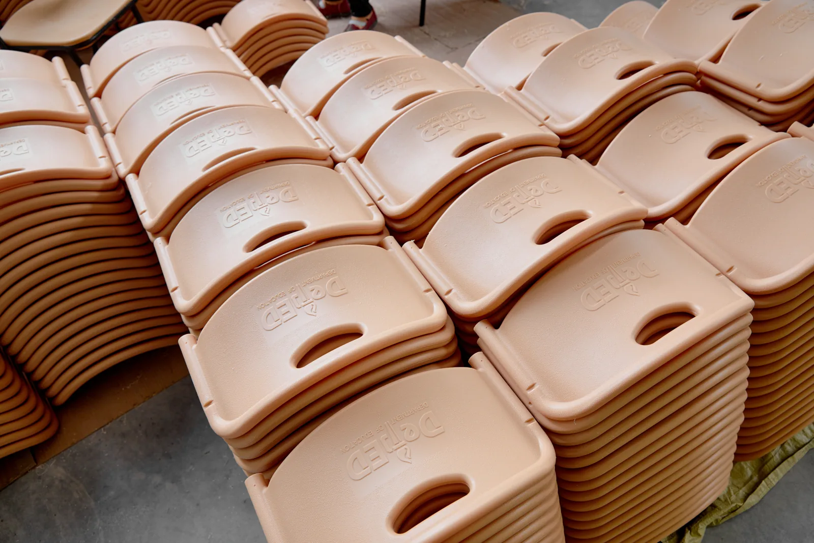 Assises de chaises empilées dans l’atelier.