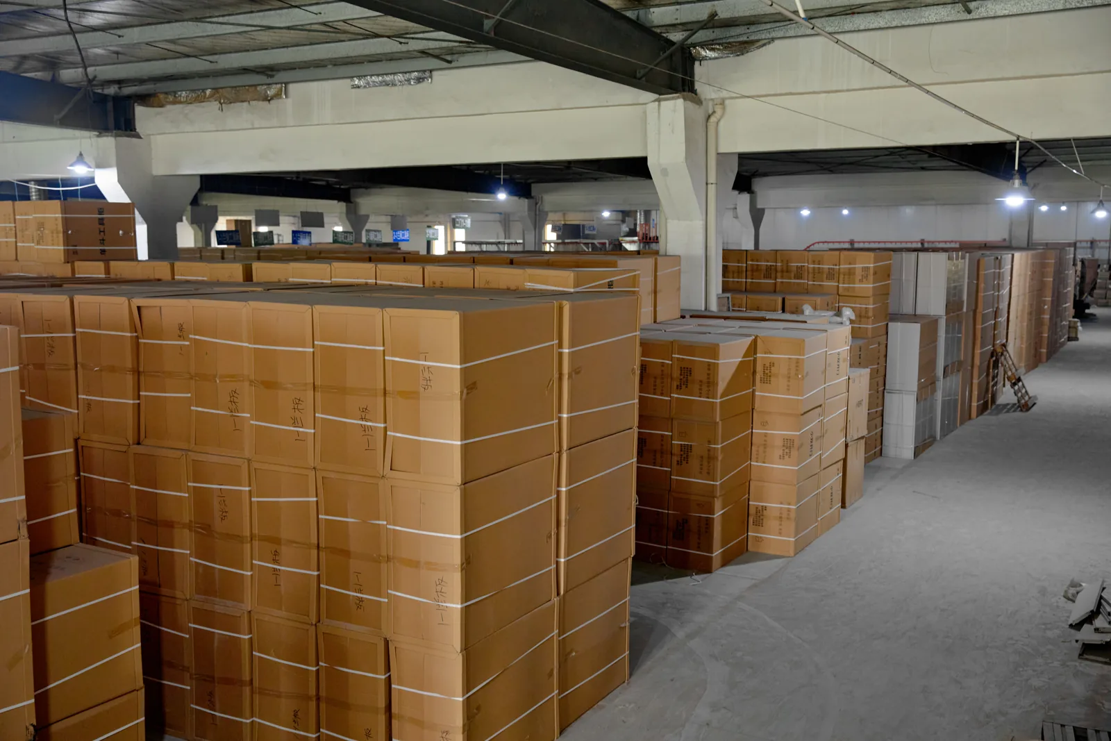 Lots de cartons regroupés dans l’espace de stockage.
