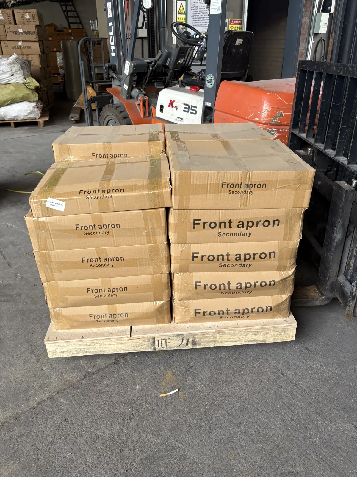 Cartons de composants regroupés sur une palette.
