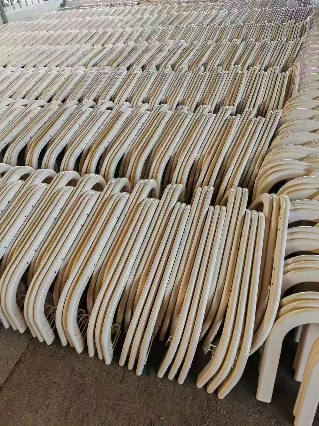 Vue rapprochée de chaises rassemblées dans l’atelier.