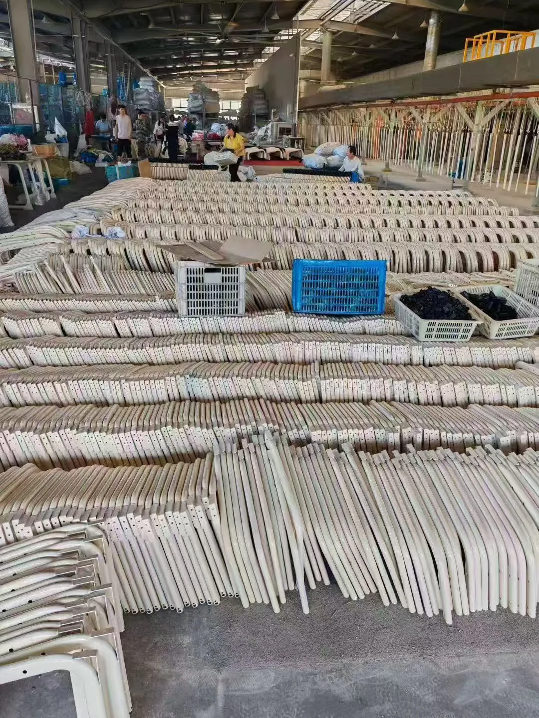 Chaises regroupées par lots dans l’atelier.
