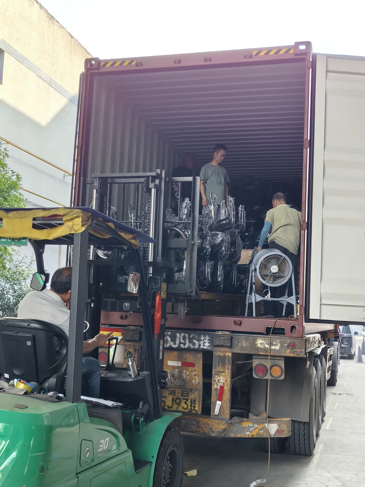 Opération de manutention à l’entrée d’un conteneur.