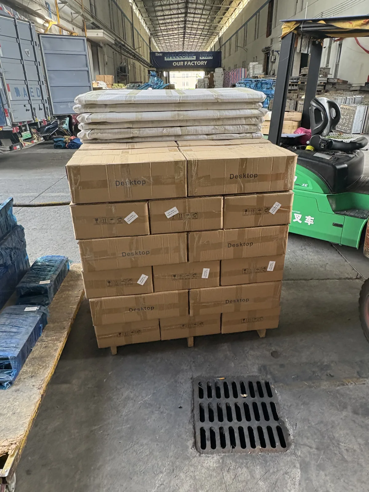 Cartons et éléments de mobilier regroupés sur une palette.