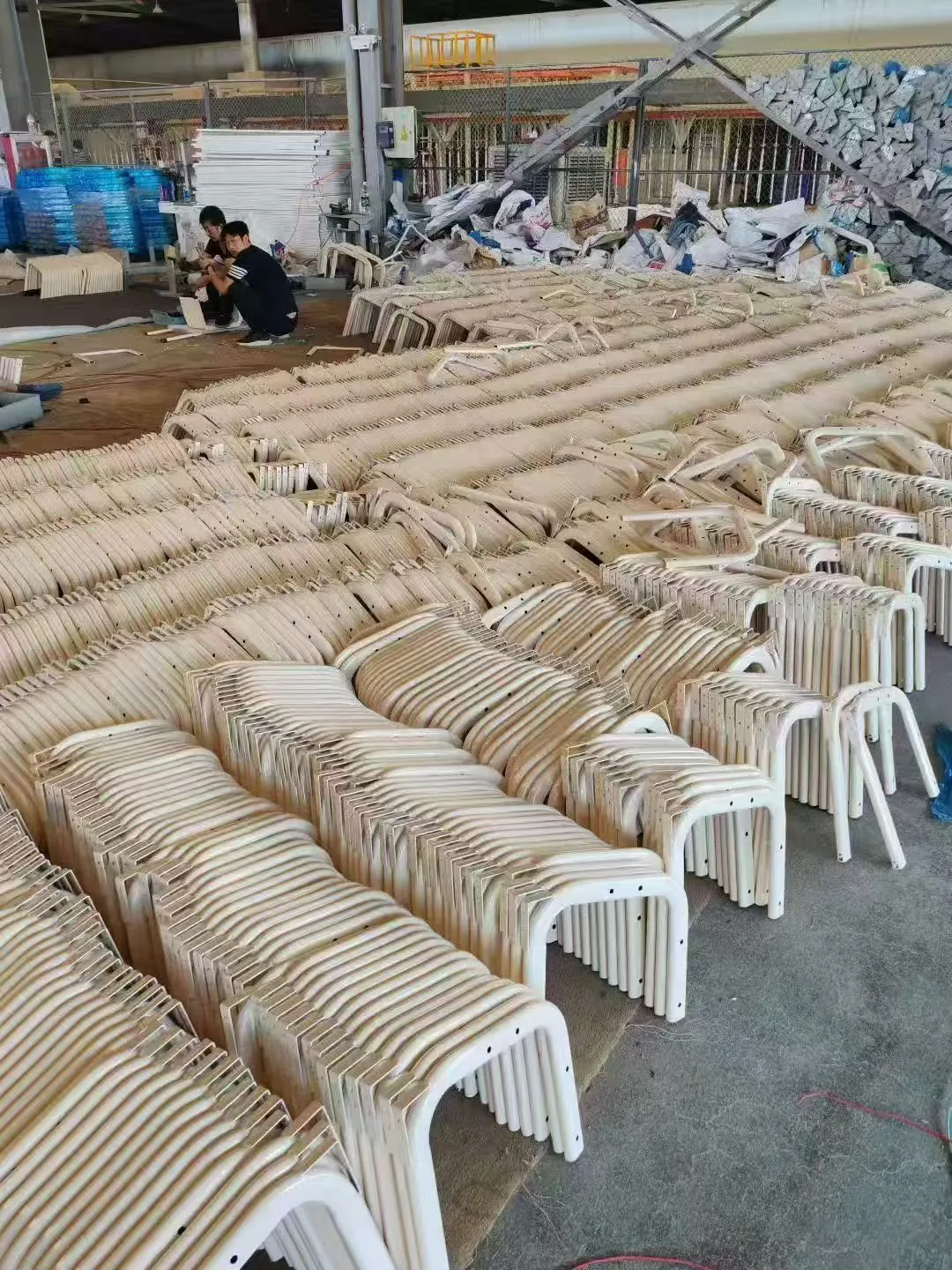 Autre vue de lots de chaises dans l’espace de préparation.