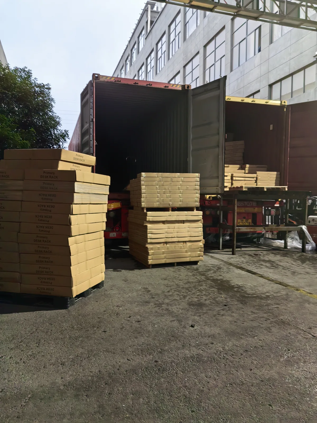 Cartons regroupés près d’un conteneur ouvert.