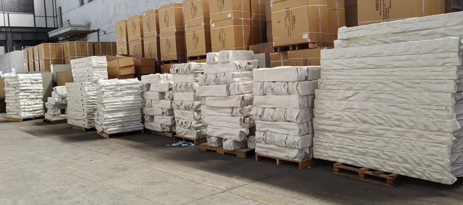 Éléments protégés et cartons regroupés dans un espace de stockage.