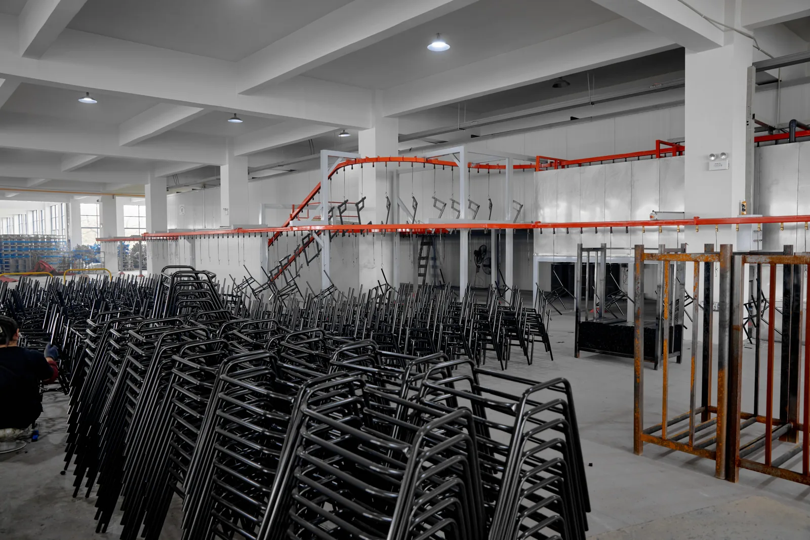 Structures métalliques de mobilier regroupées dans l’atelier.